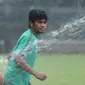 Pemain Timnas Indonesia U-23, Ilham Udin Armaiyn jelang mengikuti pemusatan latihan di Lapangan A Kompleks GBK, Jakarta, Senin (23/4). Latihan ini persiapan laga PSSI Anniversary Cup dan jelang Asian Games 2018. (Liputan6.com/Helmi Fithriansyah)