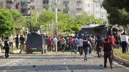 Sebuah bom mobil menghantam kendaraan polisi berlapis baja di Kota Diyarbakir, Turki, Selasa (10/5). Otoritas setempat menyebut selain tiga korban tewas, ada 45 orang mengalami luka-luka. (Ihlas News Agency via REUTERS)