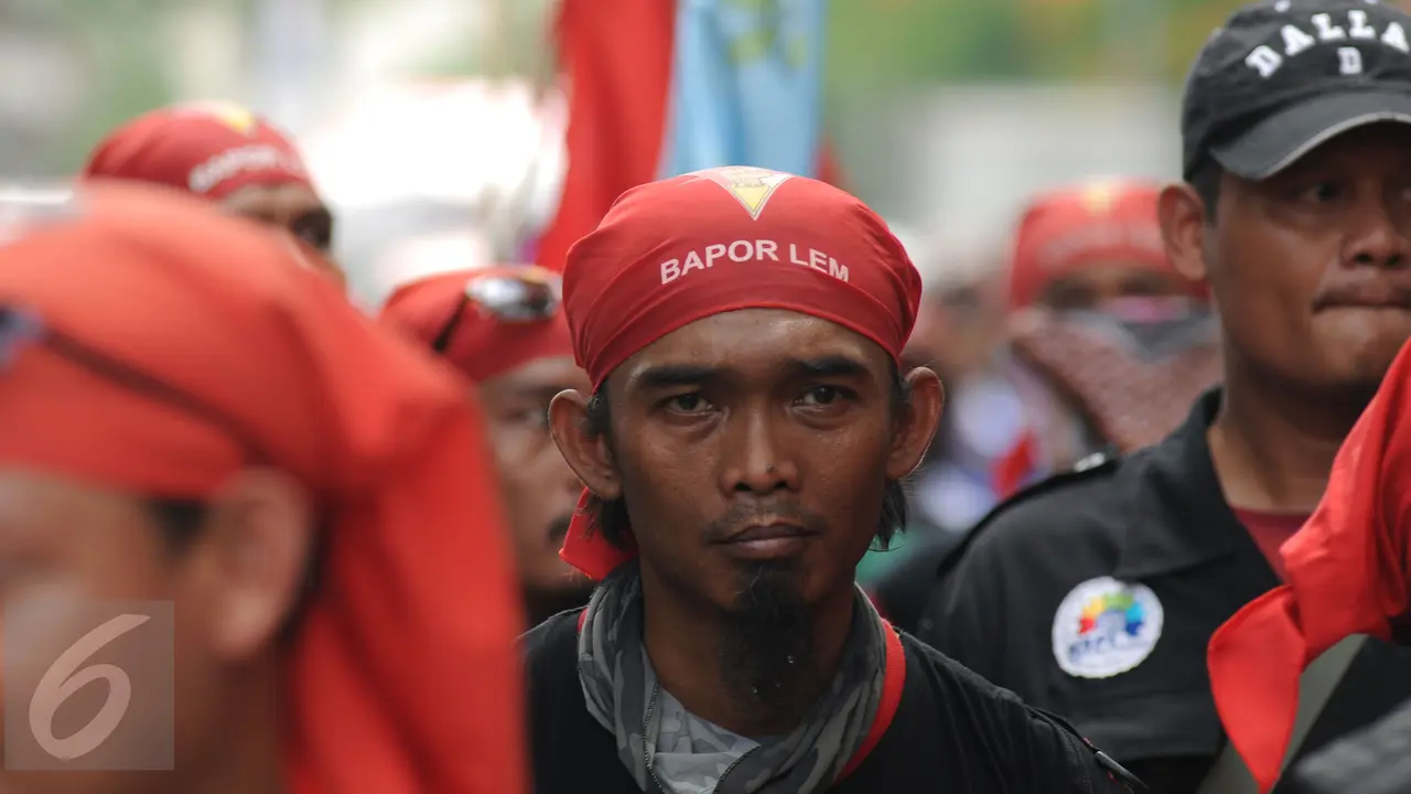20151120-Ekspresi Kelelahan Buruh Usai Jalan Kaki Bandung-Jakarta