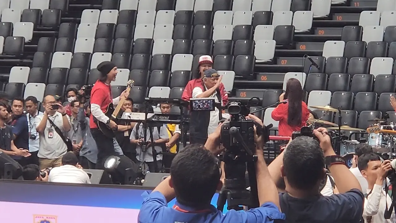 Menteri PUPR Basuki Hadimuljono saat berkolaborasi dengan Band Cokelat.