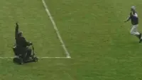 
Seorang fans bertindak nekat. Dia menggunakan skuter masuk ke lapangan.
