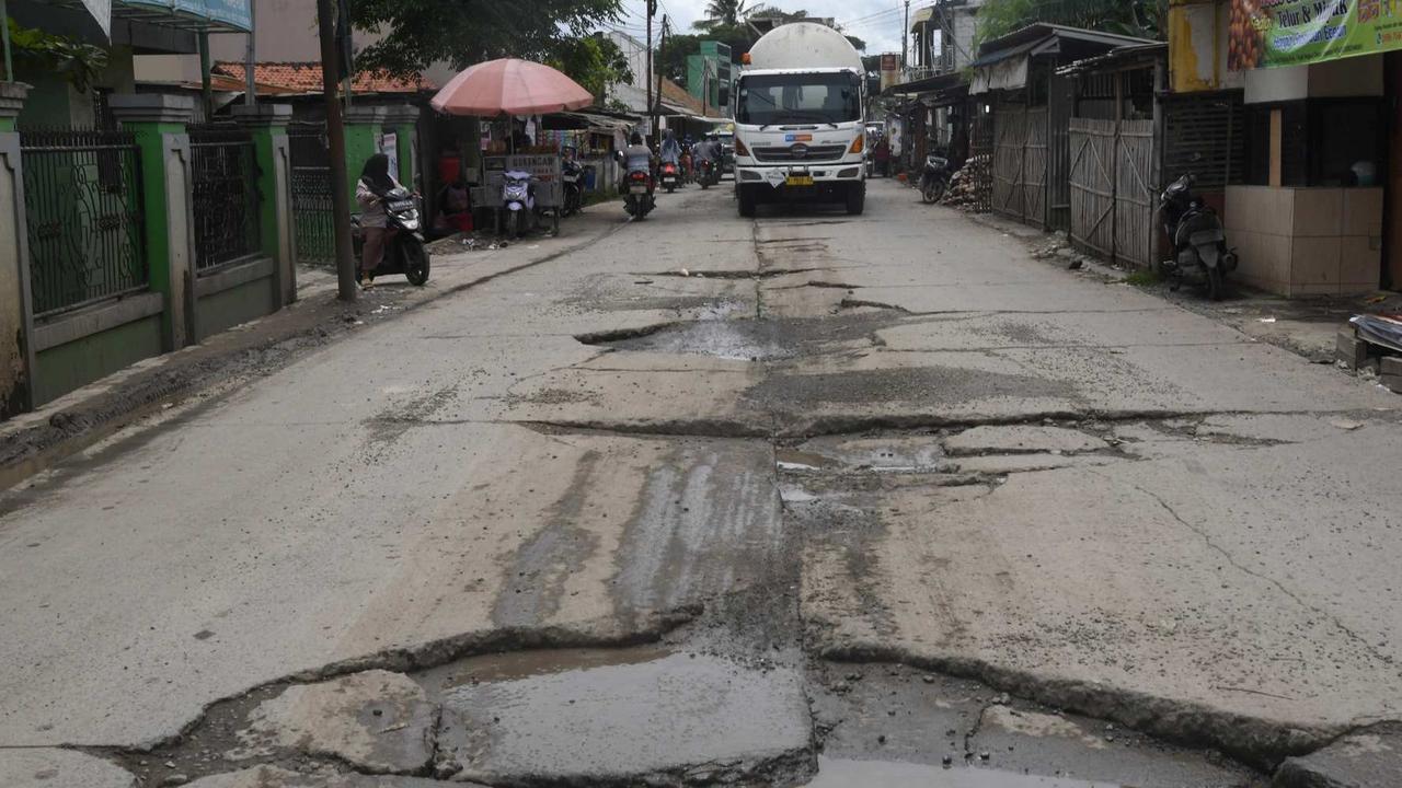 FOTO: Kondisi Jalan Menuju Pagar Laut Tangerang Rusak Parah, Banyak Lubang Menganga Akibat Dilewati Truk-Truk Berat