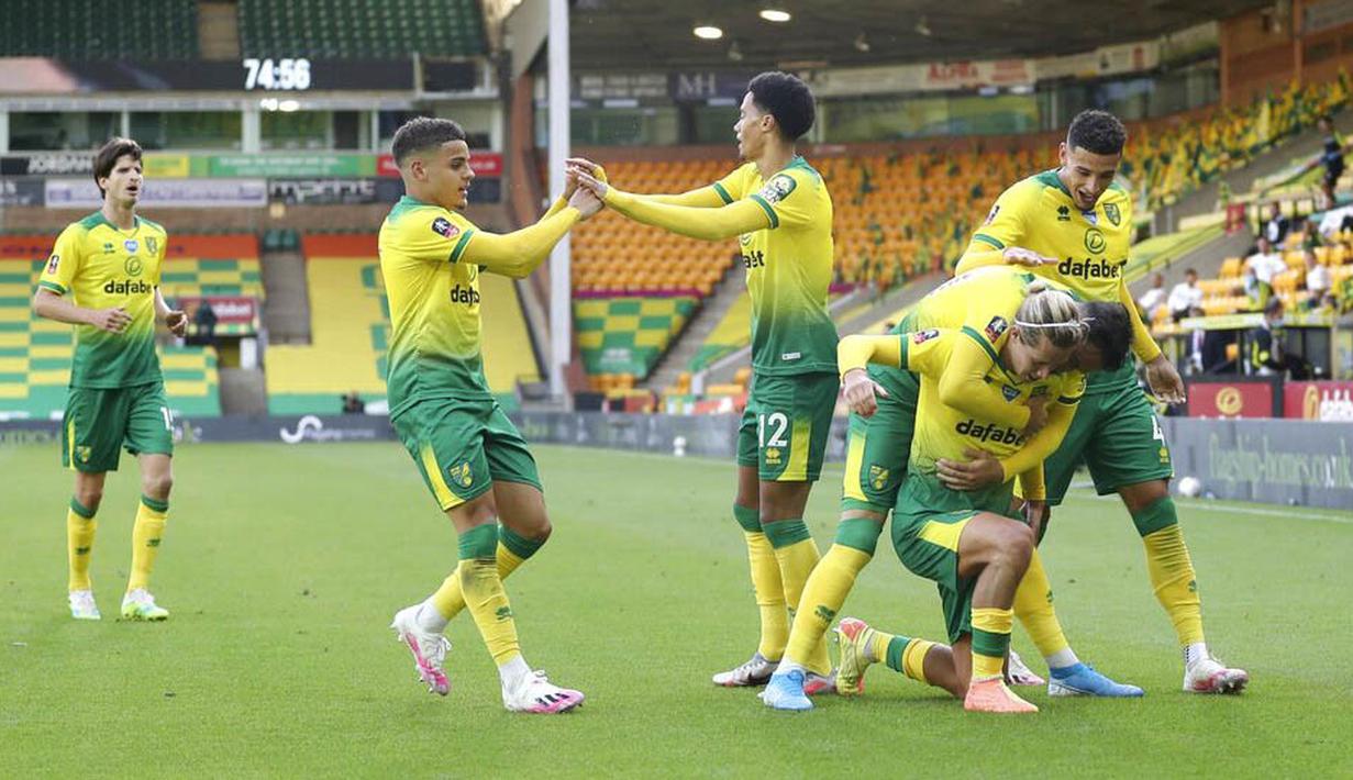 Pemain Norwich City merayakan gol yang dicetak oleh Todd Cantwell ke gawang Manchester United pada laga Piala FA di Carrow Road, Norwich, Sabtu (27/6/2020). Manchester United menang 2-1 atas Norwich City. (AP/Catherine Ivill)