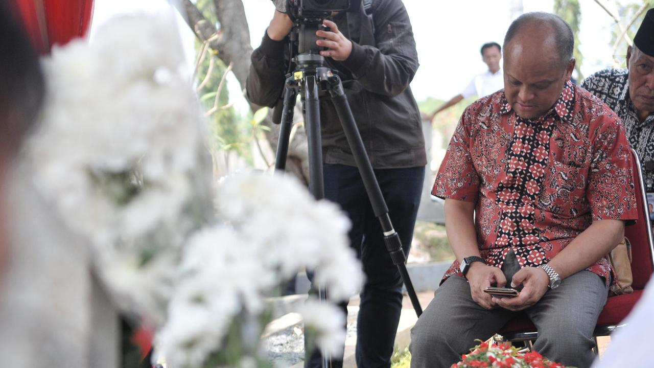Ziarahi Makam Orangtuanya, Putra BJ Habibie Panjatkan Doa Bersama Warga
