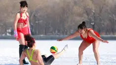 Sejumlah wanita mengenakan pakaian renang bermain bola di lapangan bersalju di Shenyang, Provinsi Liaoning, Tiongkok (8/3). Mereka mengenakan pakaian renang bermain bola ketika peringatan Hari Perempuan Internasional. (AFP Photo/China Out)