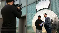 Evan Dimas berpose dengan Peter Kuranda dengan latar belakang emblem RCD Espanyol. (Bola.com/UP2You Sport Marketing)