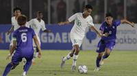 Gelandang  Timnas Indonesia U-16, Marselino Ferdinan, menggiring bola saat melawan Filipina pada laga babak Kualifikasi Piala AFC U-16 2020 di Stadion Madya, Jakarta, Senin (16/9/2019). Indonesia menang 4-0 atas Filipina. (Bola.com/M Iqbal Ichsan)