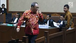 Terdakwa dugaan korupsi pengadaan e-KTP, Made Oka Masagung (tengah)jelang menjalani sidang lanjutan di Pengadilan Tipikor, Jakarta, Rabu (21/11). Sidang mendengar nota pembelaan para terdakwa. (Liputan6.com/Helmi Fithriansyah)