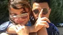Seperti belum lama ini di mana Selena Gomez dan The Weeknd terlihat menghabiskan waktu berduanya di Disneyland, Caliornia. Keduanya tidak lepas bergandengan tangan dengan penuh kemesraan. (Instagram/Selenagomez)
