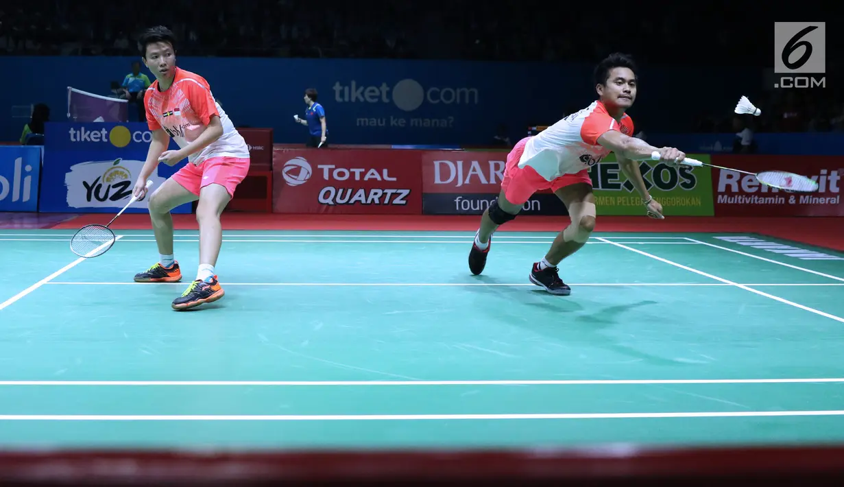 Ganda campuran Indonesia, Tontowi Ahmad/Liliyana Natsir saat melawan Yugo Kobayashi/Misaki Matsumoto (Jepang) pada 16 besar Indonesia Open 2018 di Istora GBK, Jakarta, Kamis (5/7). Tontowi/Liliyana unggul 23-21, 21-19. (Liputan6.com/Helmi Fithriansyah)