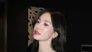 Sementara itu, pada foto lainnya, aktris berusia 44 tahun tersebut tampil lebih glamor dalam slip dress bernuansa champagne yang dipadukan dengan outer senada yang disampirkan di bahunya. Makeup glowing dengan sentuhan lipstik rosy pink membuat kulitnya tampak semakin bercahaya, sedangkan rambut hitam berombak memberikan sentuhan feminin yang timeless. [Dok/@kyo1122].