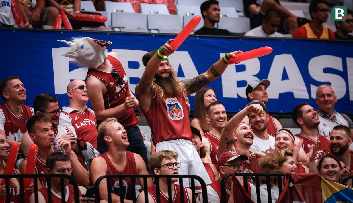 <p>Pendukung Latvia mengenakan jenggot palsu dan topeng kuda saat menonton laga perdana Grup H Piala Dunia FIBA 2023 antara Timnas Basket Latvia melawan Timnas Basket Lebanon di Indonesia Arena, Senayan, Jakarta, Jumat (25/08/2023). Lebanon menang dengan skor 109-70. (Bola.com/Bagaskara Lazuardi)</p>