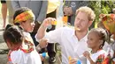 Pangeran Harry tidak hanya unggul dalam ketampanannya. Ia juga memiliki jiwa sosial yang tinggi, terbukti saat dirinya hadir di acara charity bersama anak-anak yang membutuhkan pertolongan. (doc.dailymail.com)