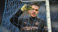 Kiper Manchester City, Ederson hingga pekan ke-36 alias dua laga menjelang berakhirnya Premier League 2020/2021 menduduki posisi teratas dalam raihan clean sheet untuk mendapatkan gelar Golden Gloves. Siapa saja para kompetitornya? (AFP/Paul Ellis/Pool)