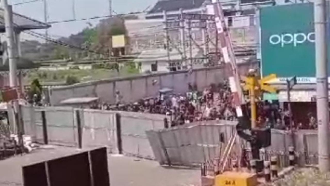 Karena kesepakatan itu tidak dipenuhi, pedagang pun mulai membongkar penutup perlintasan kerera api.