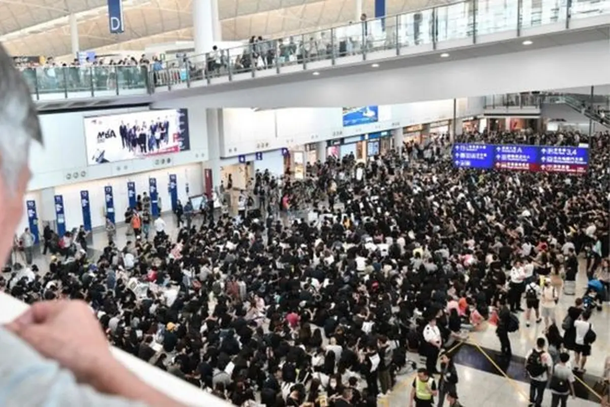 Massa pro demokrasi Hong Kong menggelar aksi duduk di bandara internasional pada 9 Agustus 2019 (AFP PHOTO)