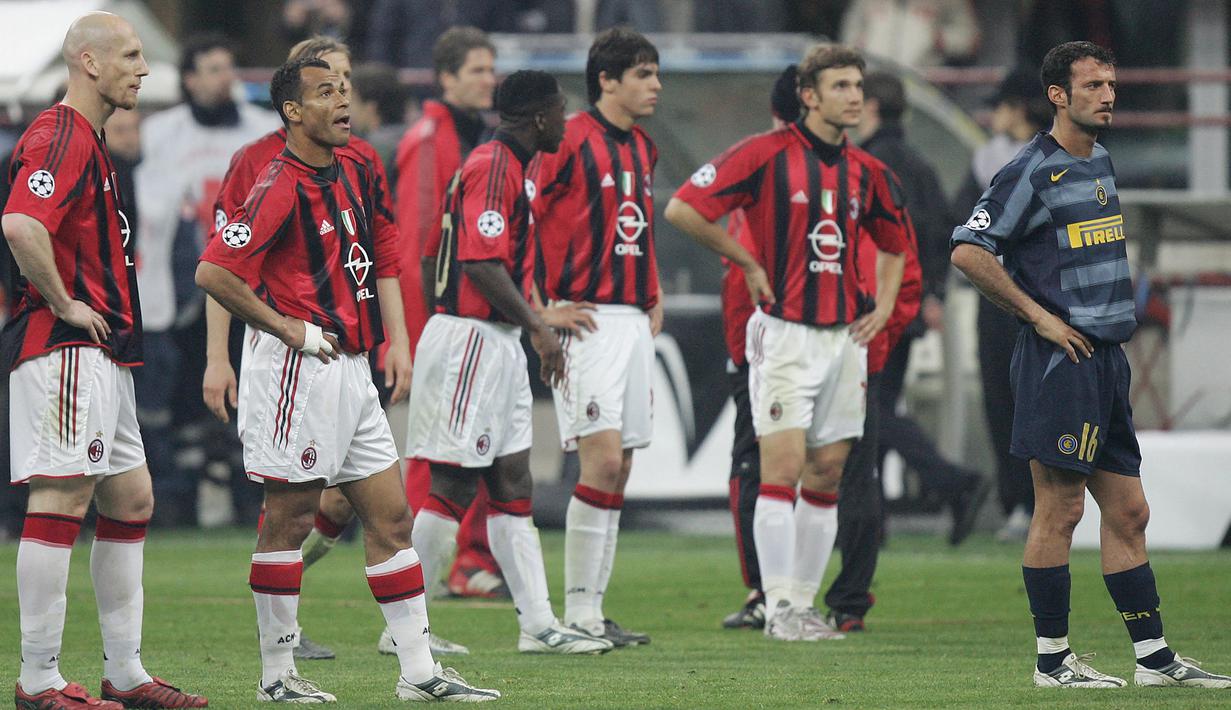Para pemain AC Milan melihat ke arah fans di tribun penonton saat laga leg kedua babak perempatfinal Liga Champions 2004/2005 menghadapi Inter Milan di San Siro Stadium, Milan (12/4/2005) dihentikan wasit. Akhirnya laga pun diputuskan tak lagi dilanjutkan. AC Milan pun diputuskan menang 3-0 atas Inter Milan akibat insiden pelemparan flare tersebut. (AFP/Paco Serinelli)
