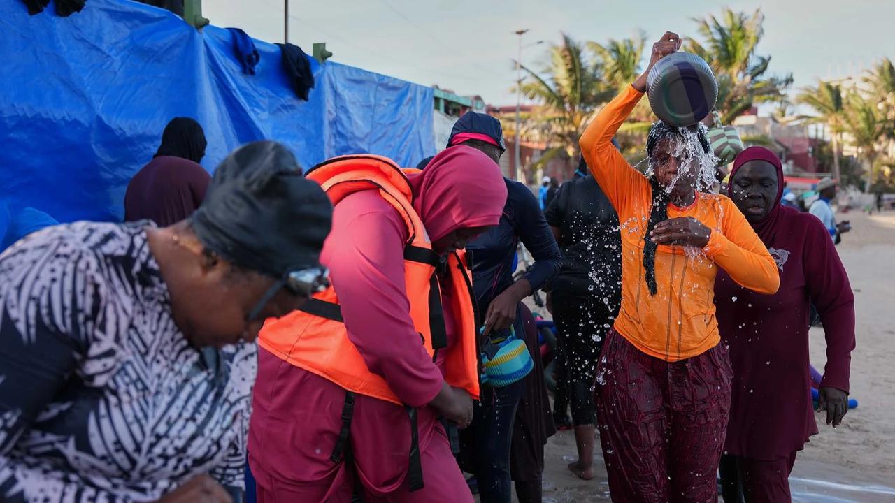 FOTO: Senam Air di Laut Dakar Hadir Sebagai Solusi Terapi Kesehatan Lansia