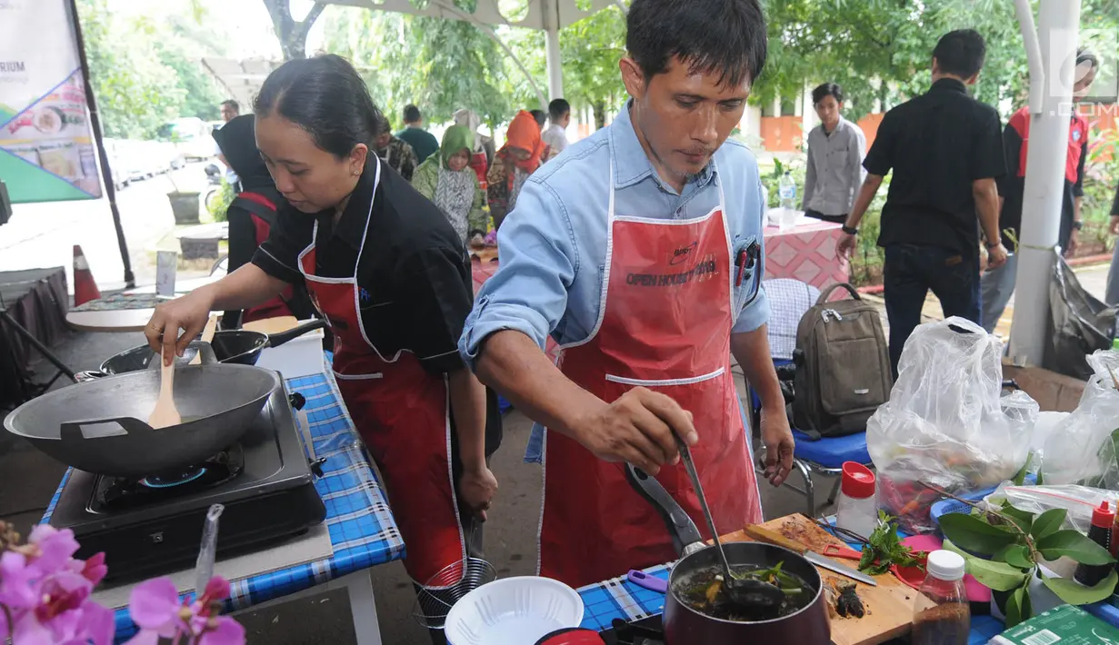 Karyawan Badan Pengkajian dan Penerapan Teknologi (BPPT) lomba masak di Puspitek, Setu, Tangerang Selatan, Kamis (24/1). Lomba ini memakai sayuran yang menggunakan pupuk bio hasil pengkajian Pusat Bioindustri serta garam lososa. (Merdeka.com/Arie Basuki)
