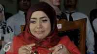 Muzdalifah saat berada di ruang sidang Pengadilan Agama Tanggerang, Selasa (1/9/2015). Muzdalifah akan menjalani sidang perdana gugatan cerai kepada suaminya Nassar. (Liputan6.com/Faisal R Syam)