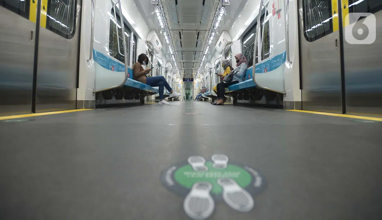 Penumpang berada di dalam kereta Moda Raya Terpadu (MRT) di Jakarta, Rabu (14/10/2020). Setelah menghentikan layanan operasional karena unjuk rasa, PT MRT Jakarta pada hari ini, Rabu (13/10), kembali beroperasi secara normal. (merdeka.com/Imam Buhori)