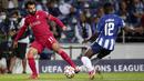 Penyerang Liverpool, Mohamed Salah berusaha melewati pemain Porto, Zaidu Sanusi pada pertandingan grup B Liga Champions di stadion Dragao di Porto, Portugal, Rabu (29/9/2021). (Dengan hasil ini, Liverpool masih berada di puncak klasemen dengan 6 poin. (AP Photo/Luis) Vieira)