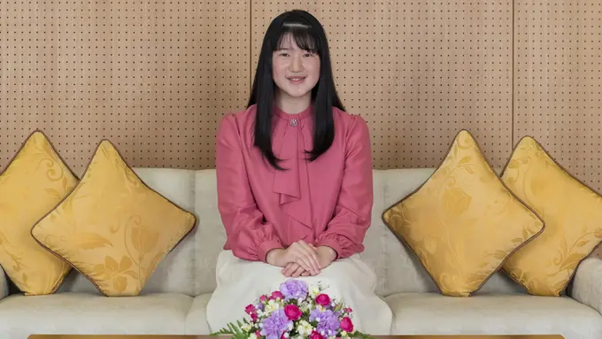 Senyum Putri Aiko yang Berulang Tahun ke-18