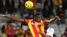 Penyerang Lens, Simon Banza, berusaha menyundul bola saat menghadapi PSG pada laga Liga Prancis di Stadion Bollaert-Delelis, Jumat (11/9/2020). PSG kalah 0-1 atas Lens. (AFP/Denis Charlet)
