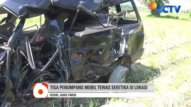 Sebuah mobil yang ditumpangi satu keluarga tertabrak kereta api, di perlintasan tanpa palang pintu di Kabupaten Kediri, Jawa Timur. Terdapat tiga penumpang di dalam mobil, dan tewas seketika di lokasi, setelah terseret sejauh 300 meter.