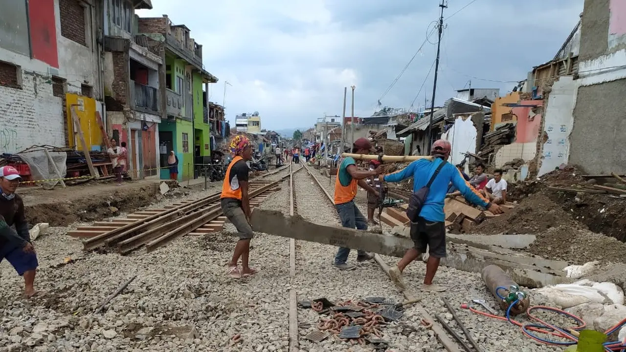 Beberapa petugas nampak sibuk melakukan pengerajaan pemindahan bantalan rel, di sekitar Stasiun Garut Kota, Garut, Jawa Barat, dalam tahap akhir progres reaktivasi kereta api Garut.
