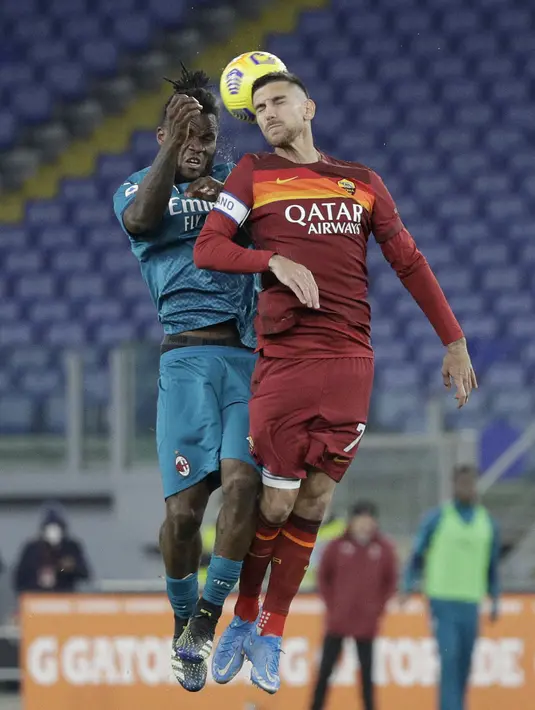 Gelandang AC Milan, Franck Kessie berebut bola dengan gelandang AS Roma, Lorenzo Pellegrini pada pertandingan lanjutan Liga Serie A Italia di stadion Olimpiade, di Roma, Italia,Senin (1/3/2021). AC Milan menang tipis atas AS Roma 2-1. (AP Photo/Gregorio Borgia)