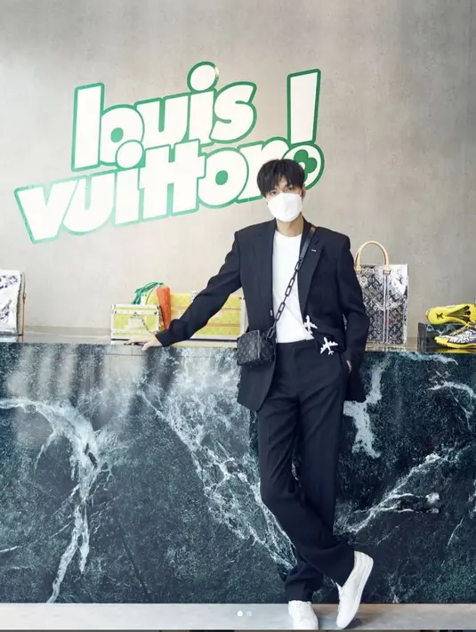 Camera bag dari Louis Vuitton juga menghadirkan personal style yang menjanjikan. [Foto: Instagram/ Lee Min Ho]