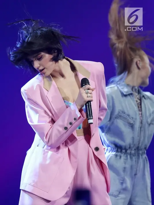 Penyanyi asal Inggris, Dua Lipa tampil di Konser Lazada Super Party di ICE BSD, Serpong, Tangerang Selatan, Selasa (26/3/2019). Konser ini disiarkan secara livestreaming di aplikasi Lazada secara bersamaan di enam negara, sebagai bagian dari perayaan ulang tahun ke-7. (Fimela.com/Bambang E. Ros)