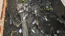 Penampakan kerusakan akibat sebuah helikopter yang menabrak gedung pencakar langit di pusat Manhattan, New York, Amerika Serikat, Senin (10/6/2019). Helikopter Agusta A109E jatuh tepat di pusat keramaian, berdekatan dengan Times Square. (FDNY via AP)