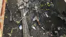 Penampakan kerusakan akibat sebuah helikopter yang menabrak gedung pencakar langit di pusat Manhattan, New York, Amerika Serikat, Senin (10/6/2019). Helikopter Agusta A109E jatuh tepat di pusat keramaian, berdekatan dengan Times Square. (FDNY via AP)