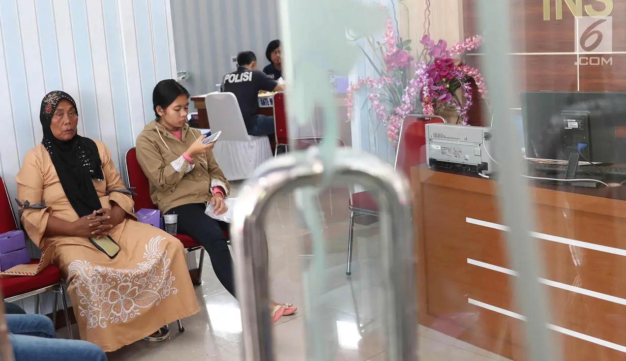 Keluarga korban kebakaran pabrik kembang api di Kosambi, Kabupaten Tangerang, Banten menunggu di Posko Ante Mortem RS Polri Sukanto Kramat Jati, Jakarta Timur, Jumat (27/10). (Liputan6.com/Immanuel Antonius)