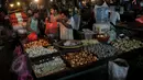 Pedagang dan pembeli melakukan transaksi di Pasar Senen, Jakarta, Sabtu (30/5/2015). Menjelang bulan Ramadhan, harga kebutuhan pokok mulai merangkak naik. (Liputan6.com/Johan Tallo)