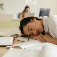 Salah satu penyebab mata panda adalah kelelahan dan kurang tidur. (Foto: Pexels/Mikhail Nilov)