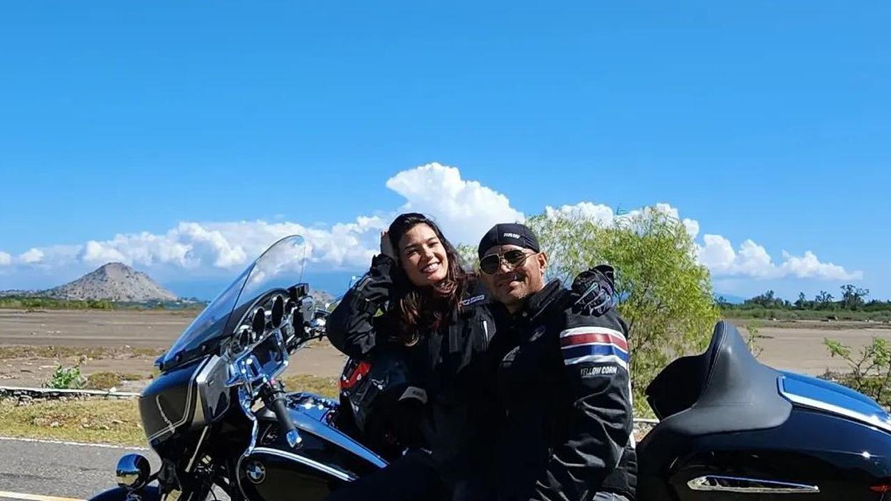 Potret Keseruan Judika saat Touring di NTB, Bonceng Istri