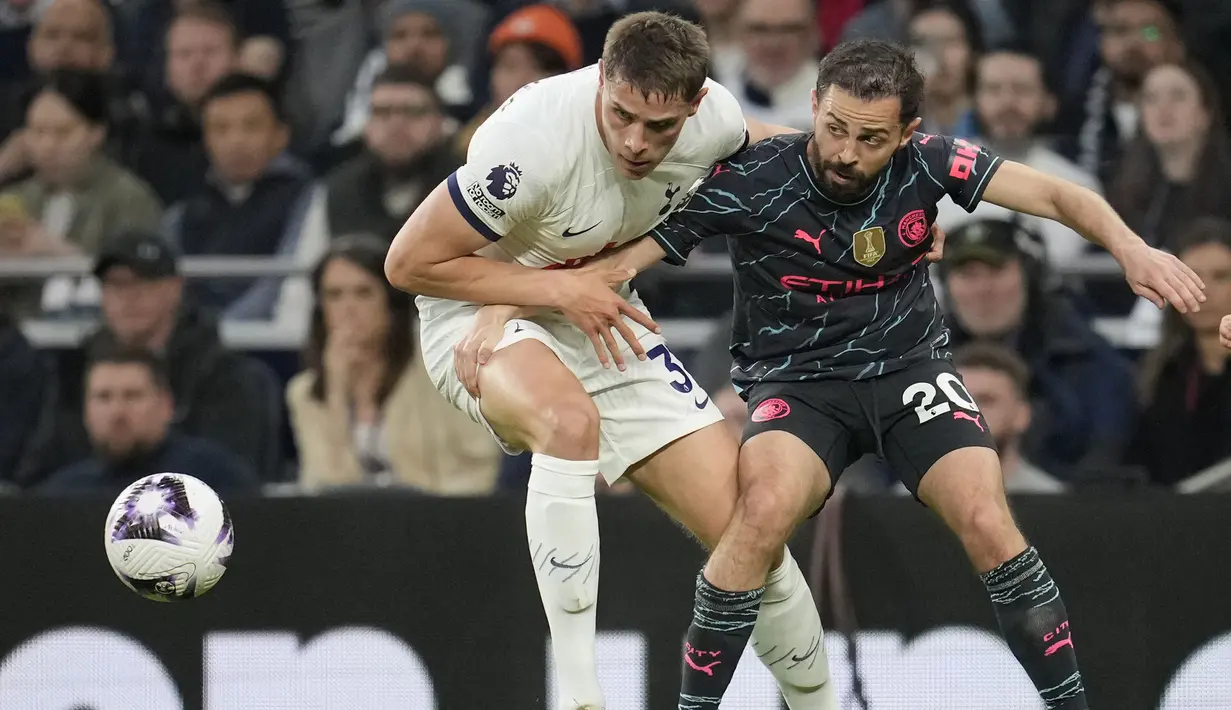 Gelandang Manchester City, Bernardo Silva (kanan) berebut bola dengan bek Tottenham Hotspur, Micky van de Ven pada laga tunda pekan ke-34 Liga Inggris 2023/2024 di Tottenham Hotspur Stadium, London, Selasa (14/5/2024). (AP Photo/Kin Cheung)
