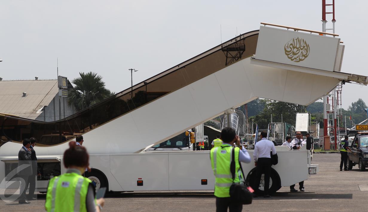 Penampakan eskalator pribadi yang diboyong dari Arab Saudi, di appron Bandara Halim Perdana Kusuma, Jakarta, Rabu (1/3). Eskalator pribadi milik Raja Salman bin Abdulaziz al-Saud itu sudah tiba sejak tanggal 22 Februari 2017. (Liputan6.com/Fery Pradolo)
