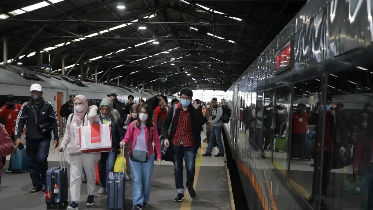 Pemudik yang tiba di Stasiun Bandung, Rabu, 26 April 2023. (sumber foto : Humas PT KAI Daop 2 Bandung)