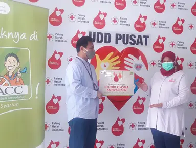 Kepala Unit Usaha Syariah ACC Wisnu Wardhana (kiri) menyerahkan secara simbolis bantuan donor plasma kepada Kepala Unit Donor Darah PMI Ria Syafitri (kanan) di Jakarta Kamis (04/02/2021). (Liputan6.com/Pool)