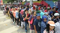 Calon penonton rela antre di sepanjang pendestrian Senayan untuk mengikuti Closing Ceremony Asian Games 2018, di Stadion GBK, Jakarta, Minggu (2/9). Mereka rela antre sejak pukul 08.00 pagi menuju Puntu 7. (merdeka.com/Arie Basuki)
