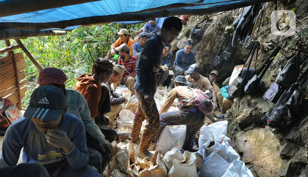Jika ada orang luar datang berkunjung ke Desa Citorek ini, warga setempat akan bersikap tertutup bila membicarakan emas. Hal ini dikarenakan kegiatan penambang emas dengan cara tradisional tidak memiliki izin resmi dari pemerintah. (merdeka.com/Arie Basuki)