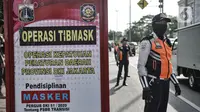 Petugas gabungan menggelar Operasi Tertib Masker (Tibmask) di kawasan Sunter, Jakarta, Kamis (3/9/2020). Dari total sanksi denda PSBB transisi di Jakarta yang mencapai Rp4 Miliar, Rp2,1 Miliar diantaranya merupakan denda pelanggar tidak menggunakan masker di Ibu Kota. (merdeka.com/Iqbal Nugroho)