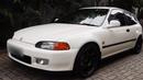Honda Civic Estilo pun tak luput dari koleksi Desta. Mobil ini menyandang citra mobil gaul kawula muda di era 1990an. Harganya kini sudah melambung sangat tinggi. (Source: YouTube/Desta Natasha Family)