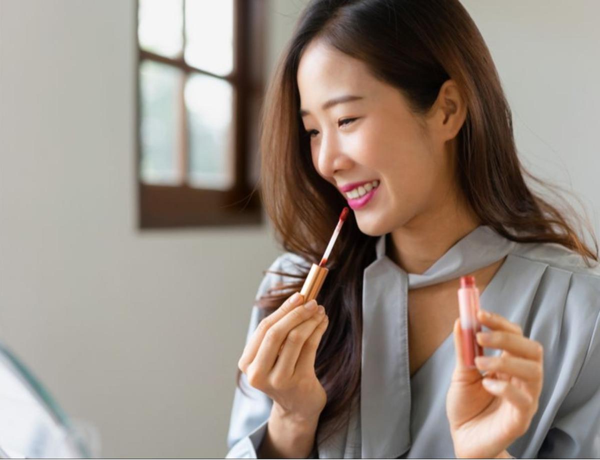 Tak Punya Warna Lipstik yang Tepat untuk Diombre, Coba Trik Ini