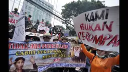 Massa mengelar aksi unjuk rasa terkait Peraturan Menteri (Permen) tentang larangan penggunaan cantrang, atau jenis trawl yang telah dimodifikasi untuk menangkap ikan di depan kantor KKP, Jakarta, Kamis (26/2/2015). (Liputan6.com/Faizal Fanani)