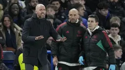 Pelatih Manchester United, Erik ten Hag, memberikan arahan kepada anak asuhnya saat melawan Chelsea pada laga pekan ke-31 Liga Inggris di Stadion Stamford Bridge, Jumat (5/4/2024). (AP Photo/Kin Cheung)